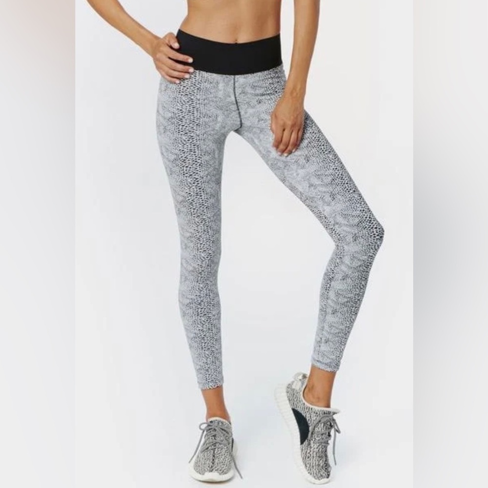 Blue Life Fit Size Python Legging size medium white black. E67